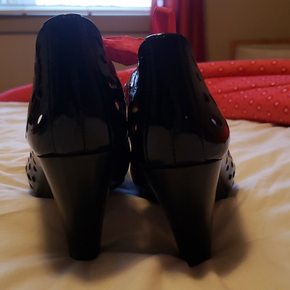 Chanii B black leather heels w pink bow Sz 37 - Picture 5 of 7